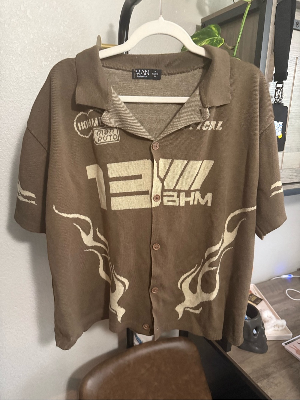 Casual Brown Short-Sleeve Button-Down Shirt with Graphic Detail